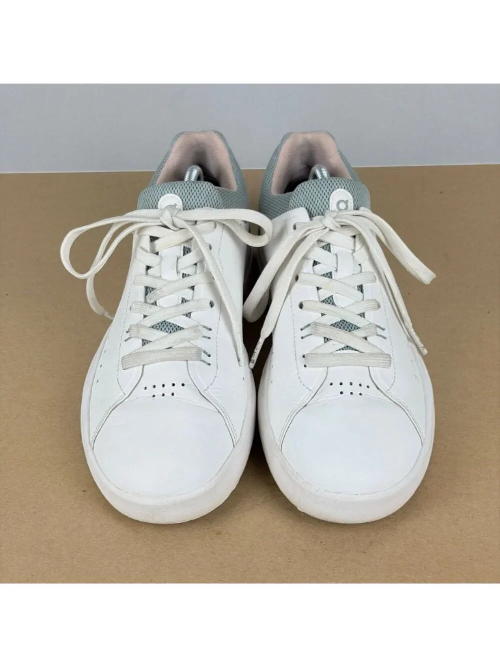 On Running The Roger Advantage Leather Tennis Shoes Womens 9 White Athletic